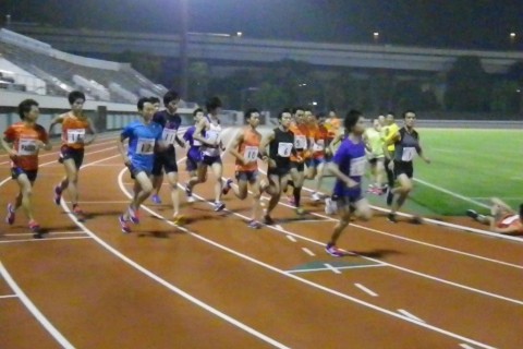 こどもの日開催！1500m/5000m記録会-競技場で東京陸協の審判員が計測