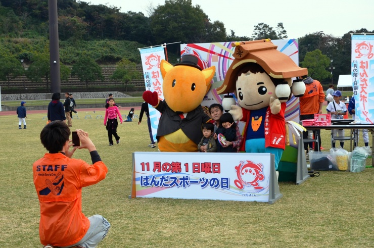 だし丸くんとごん吉くんと一緒に写真
