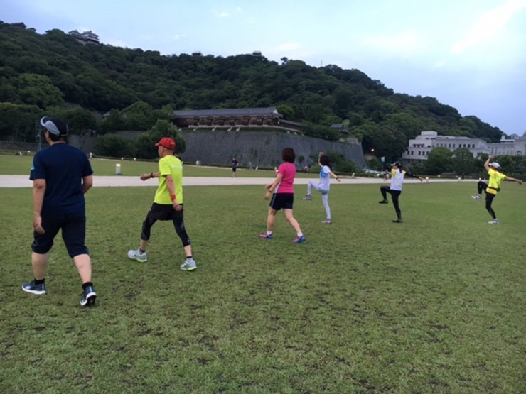 もも上げ、スキップなどで動きづくり