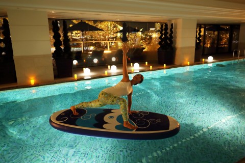 ペアでプールＳＵＰヨガレッスン開催（二人1組でご参加ください）。