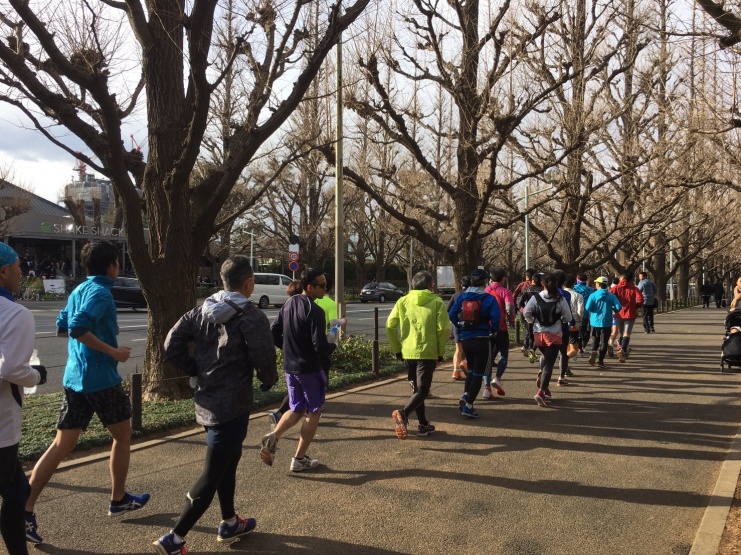 神宮外苑までジョグで身体をほぐしながら移動～