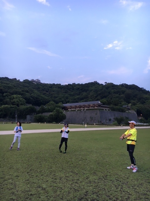 センターで着替えと血圧測定後、現地集合します。軽くウォーキング後、準備体操と補強運動を行います。