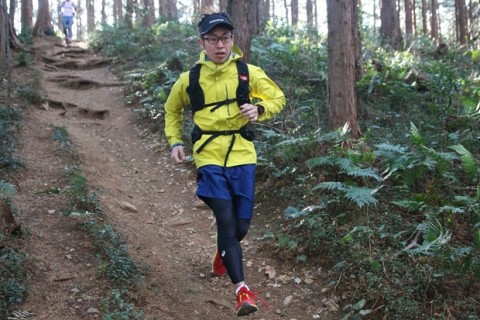 道幅の狭いトレイルはスピード感満点！／入門者向けトレイルランニングツアー（埼玉県）