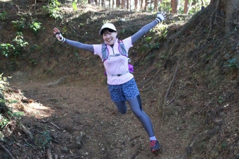 道幅の狭いトレイルはスピード感満点！／入門者向けトレイルランニングツアー（埼玉県）