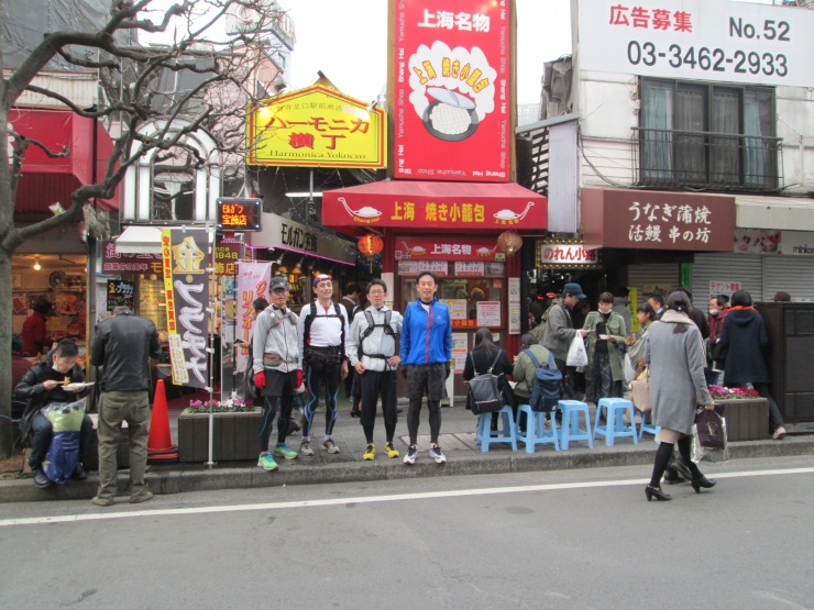 約11kmは吉祥寺駅北口、昭和レトロなハモニカ横丁が出迎えます。