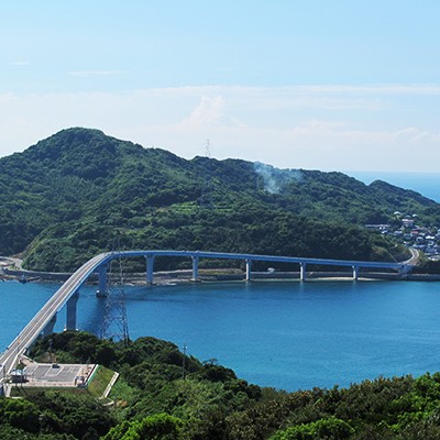 遠くに見える世界遺産・軍艦島を眺めながら走るコース（長崎市）