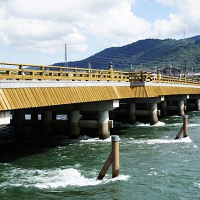 宇治平等院と宇治川沿いを走るコース（宇治市）