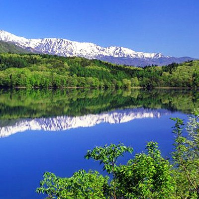 北アルプスを眺めながらの湖畔道。青木湖一周コース（大町市）