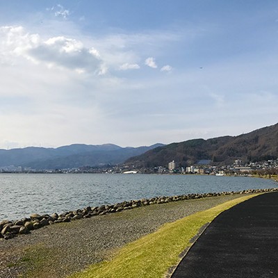 脚にやさしいゴムチップ舗装、諏訪湖一周コース（諏訪市）
