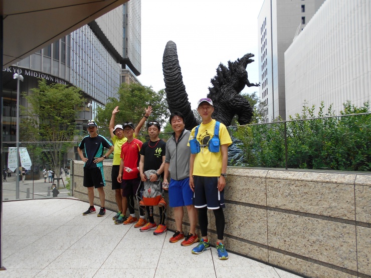 約10km地点の日比谷ミッドタウンでゴジラ広場に立ち寄ります。