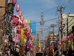 下町七夕まつり会場からスカイツリーが屹立します。