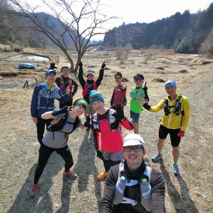 里山の風景の中を