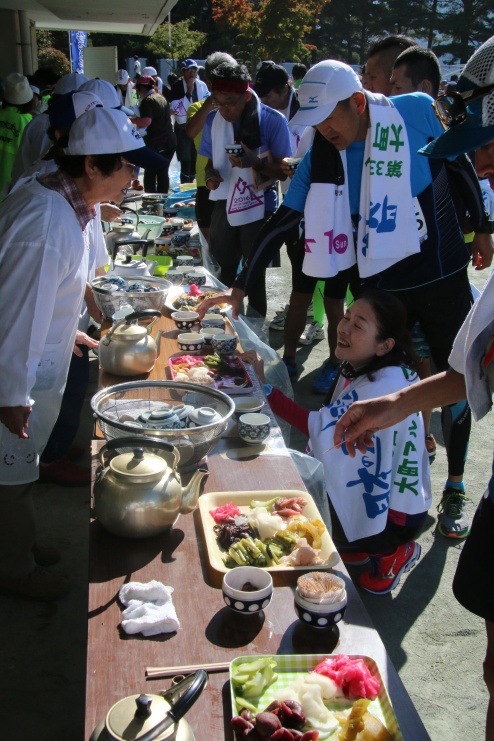 フィニッシュ後には地元産りんごと漬物のサービスが嬉しい！