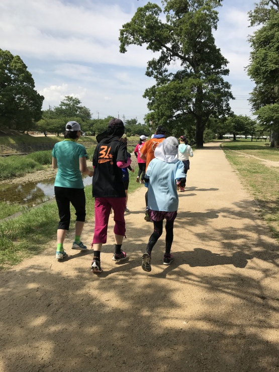 初心者でもおしゃべりしながらニコニコ走れるペースで走ります