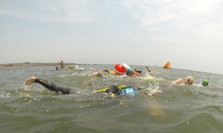 大会前に海で練習も行います。安全に楽しく！コーチから的確な指導が受けれることがポイント！