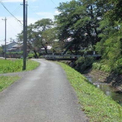 親孝行の養老の滝へ続く道
