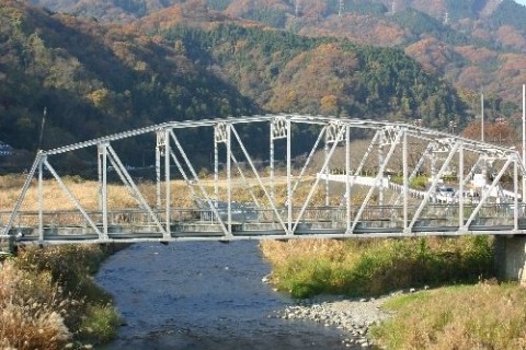 中津川の清流と田園の道