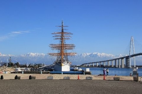 あいの風プロムナードと内川遊歩道