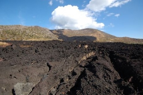 マグマ水蒸気爆発による２つの火口湖を巡るジオコース
