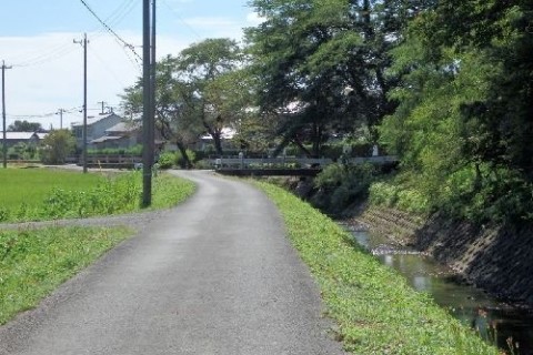 親孝行の養老の滝へ続く道