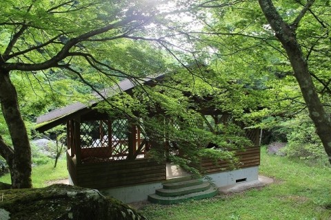 川上渓谷蒼ヶ島公園と花の里川上遊歩道