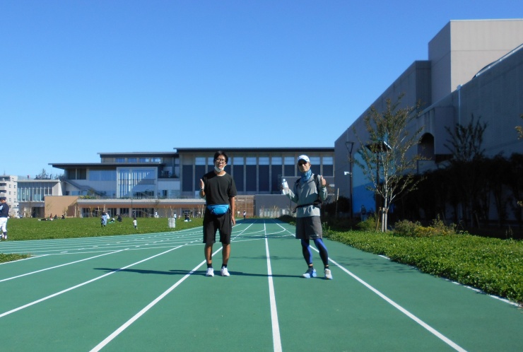 集合場所の隣にある1000mのジョギングコースや300mウレタントラックがあります。。