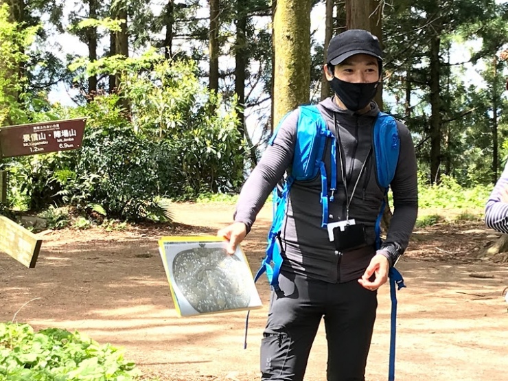 草花について解説するガイド