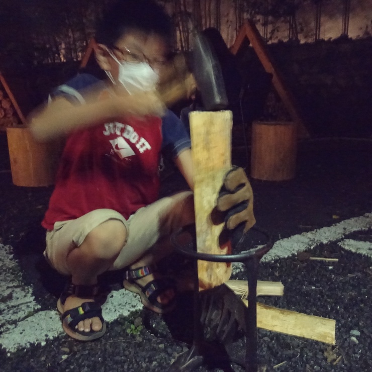 子どもでも薪割りできます。