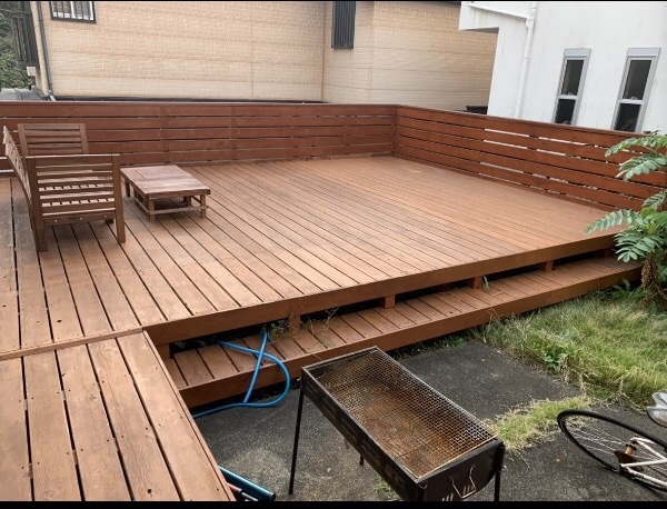 広いウッドデッキでの準備体操