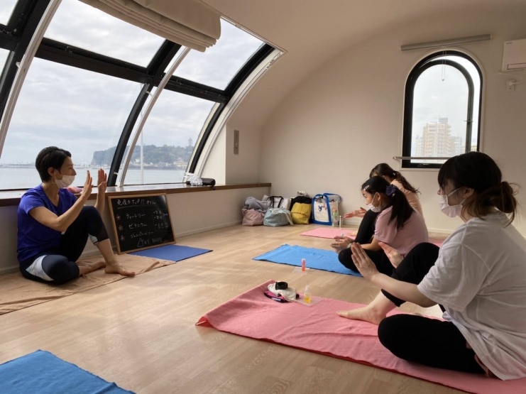 走った後はTRY BASEのスタジオで海を眺めながら、アロマオイルを使ってセルフケアマッサージでカラダもココロもスッキリしましょう！