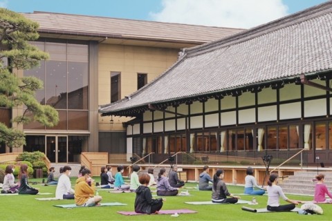 明治記念館&times;ヨガ