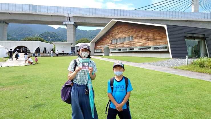 アクアイグニスの前で