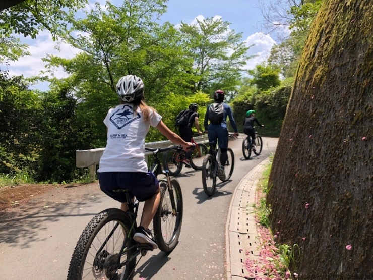 裏道をつないで 車通りの少ない、川沿いの裏道をたどって、奥へ奥へ。 檜原村まで、あと少し！