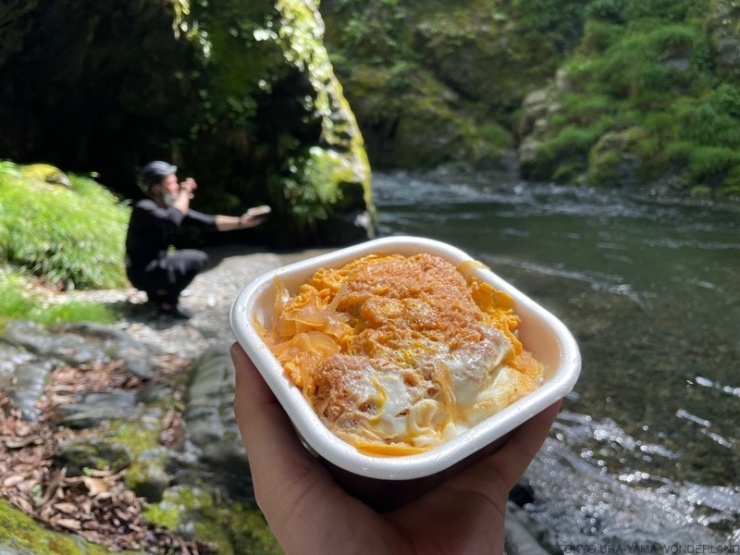 檜原村の渓谷でランチ！ 檜原村まで自転車で来たら、川に降りて昼食！ とっておきの渓谷スポットで「渓谷ランチ」、メニューは絶景の中での絶品カツ丼です（参加費に含まれます）！