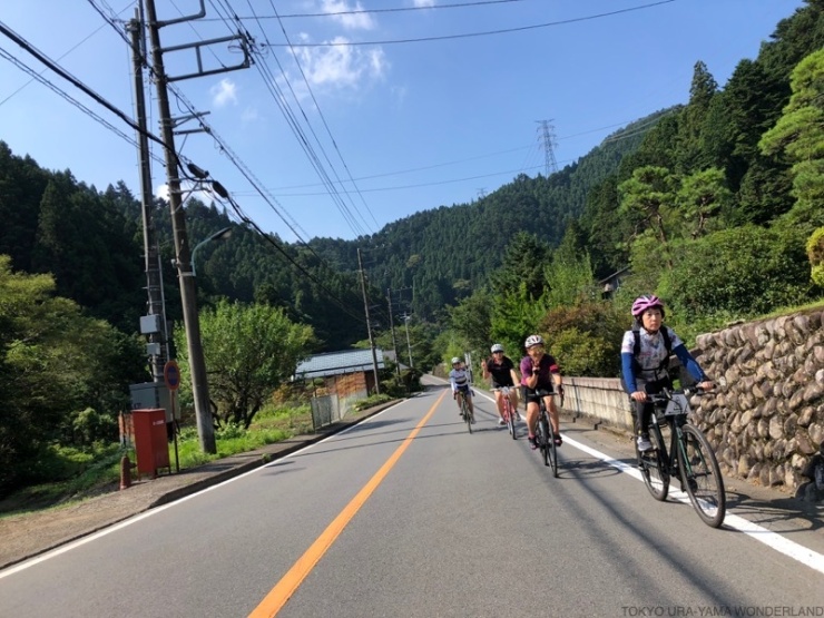 ラストはもう一度自転車で！ 今度はほとんど下のするするライド。  希望者は途中温泉で離脱可能（美肌の湯で汗を流してリフレッシュ）。  その後、裏山ベースに戻ります。  秋川渓谷と檜原村の大自然を多面的に楽しめるアクティブ派向けのツアーです 横移動も縦移動も、ランも徒歩もBIKEも、欲張りに目一杯楽しめる、その意味では東京裏山ワンダーランド随一の充実度、とっておきのガイドツアーです。