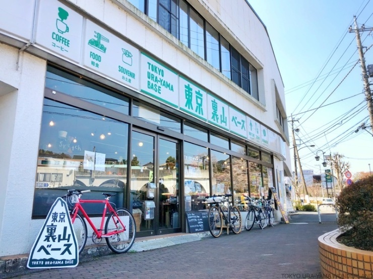 裏山ベース集合、自転車で出発！ 自転車は電動アシストのクロスバイクやロードバイク、グラベルロードやMTB、などなど多彩な車種から選べます。 荷物預かりサービスが当日無料なので、必要最小限の荷物で出発できます。