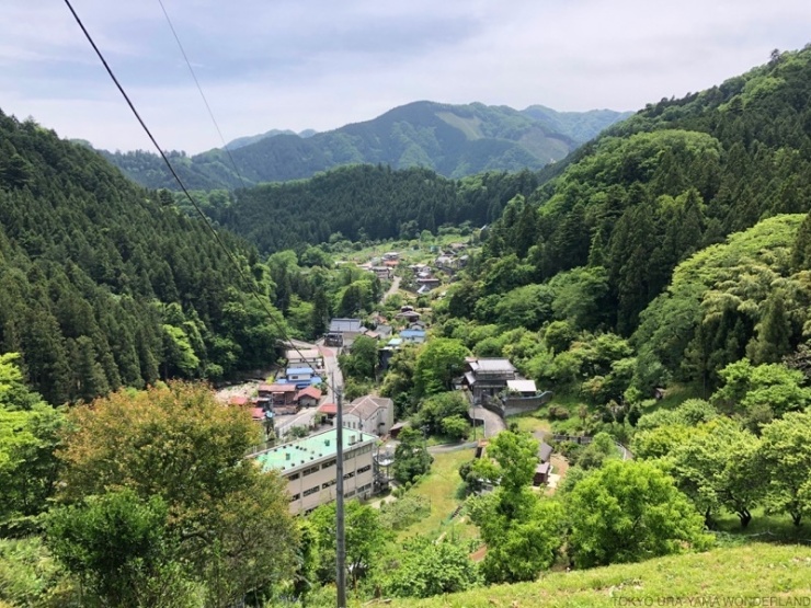 天空の集落を駆け抜ける！ トレイルを抜けてパッと景色が開けてしばらく進むと・・・この眺望！ まさに天空の集落、こんな山の上に古くからの人の生活が・・・！ なんか感動！ これから向かう山が遠景に見え、またこれまで走って来た道が遠くの尾根に見える点も面白いところです。