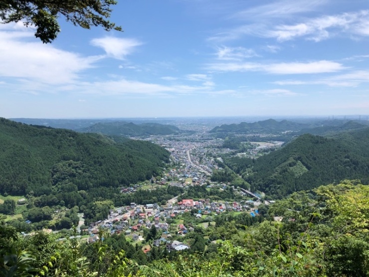 五日市盆地の向こうに都心方面を一望！ 最高到達地点の山頂からはこの眺望！ 人気のトレイルコース「武蔵五日市裏山ファイブ」のひとつに、別のトレイルから到達します。 晴れた日には東京スカイツリーも見えます！ 低山ながら、低山だからこその魅力がギュッと詰まったコースです。