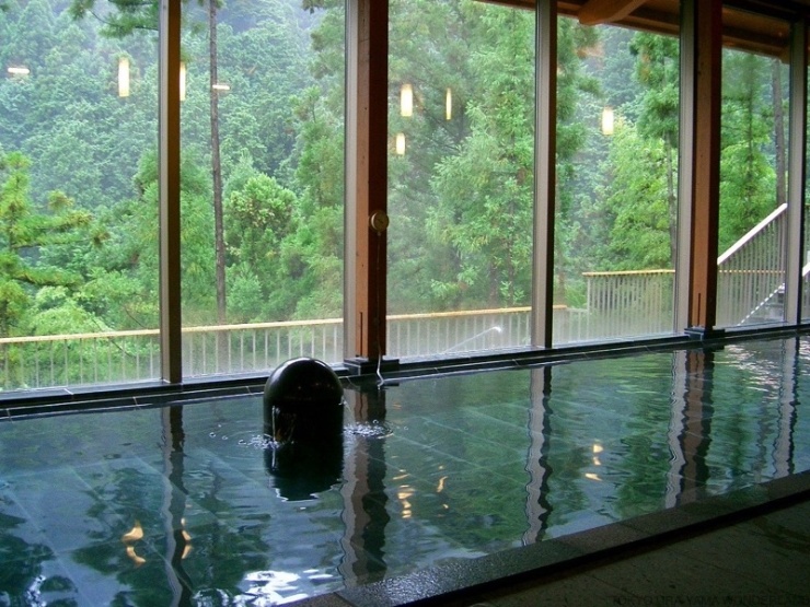 ラストは温泉「秋川渓谷瀬音の湯」へ 8の字のコース上にある温泉「秋川渓谷瀬音の湯」。2020年には全国温泉グランプリ「うる肌部門」で第一位に輝いた秋川渓谷の名湯でフィニッシュできます！ 施設も綺麗でレストランや売店も充実。 汗を流して、テラスでのんびり横になれるリラックスチェアのある休憩所でゆっくりして、レストランで乾杯してからバスで駅まで戻れます。