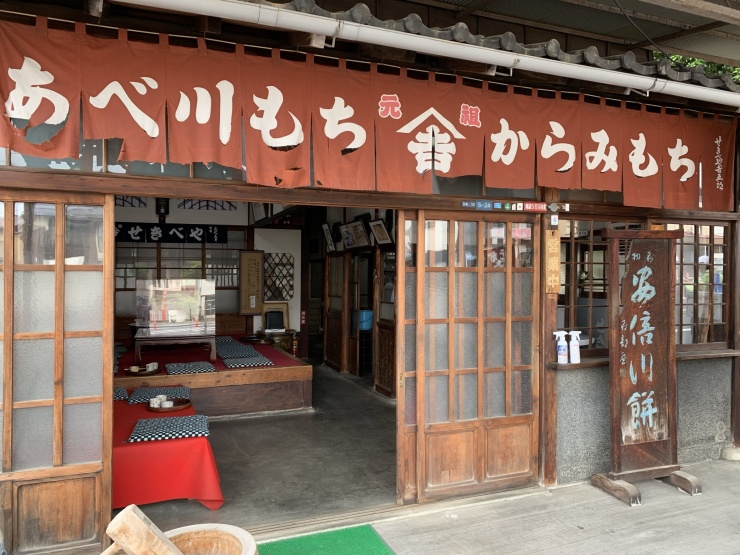 街道沿いのスイーツも楽しみます