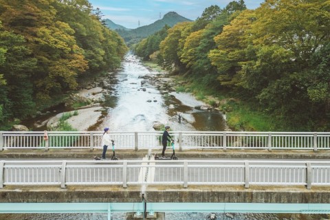 【12/2（午前の部）】電動キックボードで紅葉の秋川渓谷を巡る！LUUPで裏道探検＆水辺体感ツアー