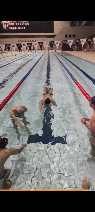 実際にコーチがやってみて、それを見てもらい説明をしていきます。