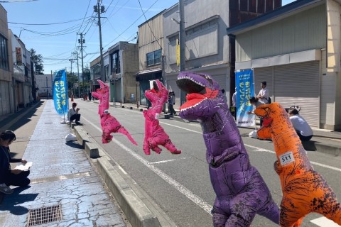 【朝市×ランフェス】ティラノサウルスレース～ミニハードル～