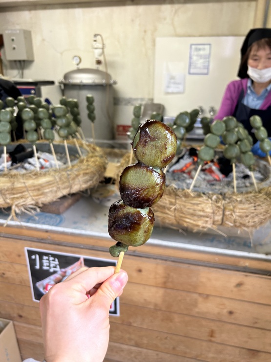 山頂で団子も食べたゃいましょう！