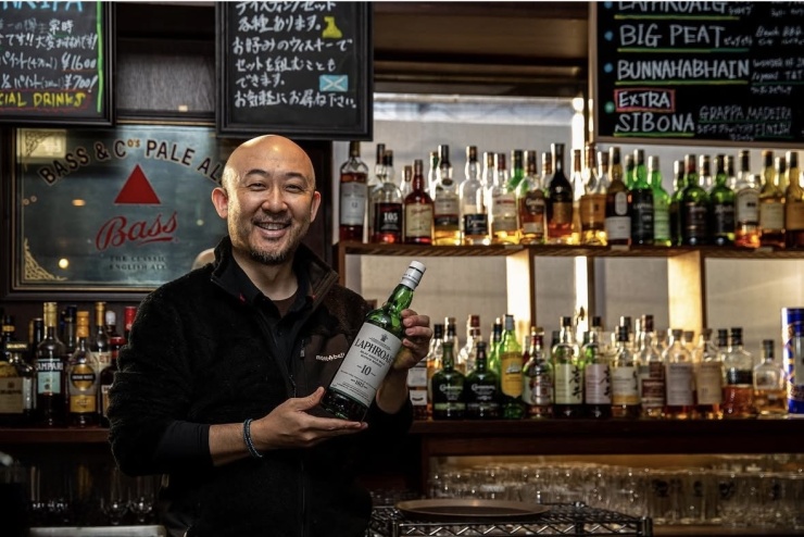 ウイスキーの蒸留器【Pot Still】の看板が目印です。