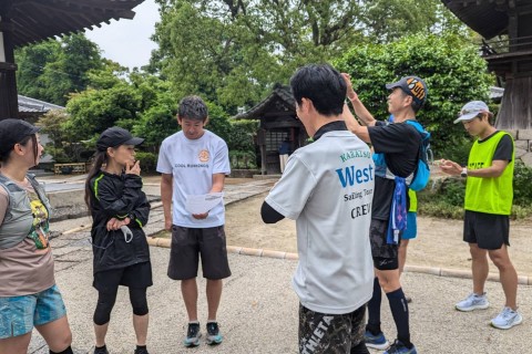 戒壇院で歴史を学ぶ主催者とランナー