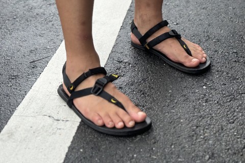 走り方を教えてくれる、サンダル「ルナサンダル」和菓子屋さんまで、ルナ散歩