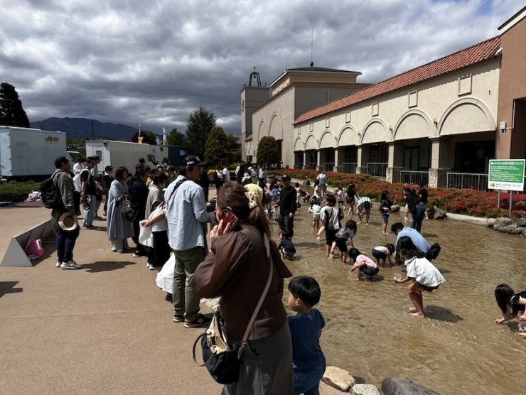 アウトレットじゃぶじゃぶ池にて宝探し