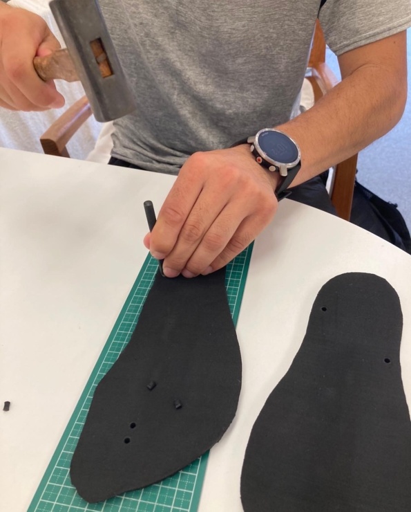 ポンチで紐通しの穴あけ