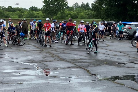 小雨の降る中、これからスタートです！